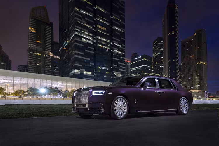 Hai bên lưới tản nhiệt và cụm đèn pha ánh sáng laser, với viền là dải đèn LED chiếu sáng ban ngày. Cụm đèn pha của Phantom mới được giới thiệu là hiện đại nhất thế giới, với khả năng chiếu xa hơn 600m. Dọc hai bên nắp ca-pô là dải thép không gỉ được đánh bóng, chạy lên viền cả kính chắn gió trước. Viền cửa sổ cũng là khung thép không gỉ.