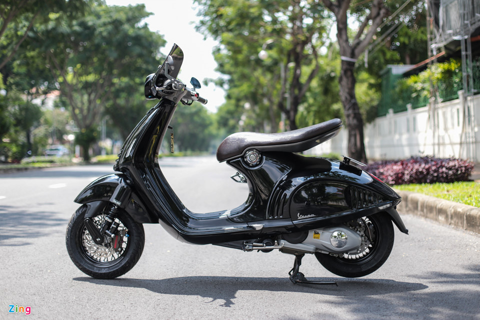  Xe ga Vespa 946 được xem là một trong những model nổi tiếng của hãng xe Italy và được xem là mẫu xe để xây dựng thương hiệu. Nó mang nhiều đường cong mềm mại, kiểu dáng thanh thoát, vừa cổ điển vừa hiện đại.