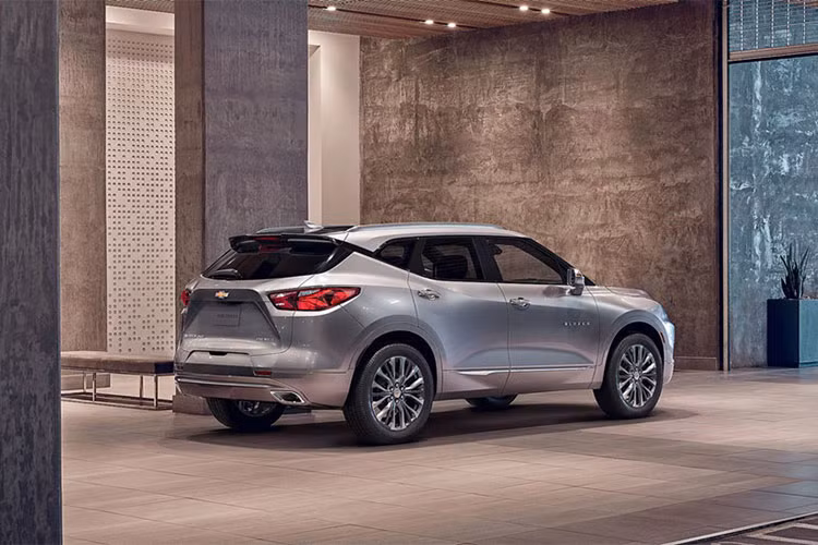 Phần đuôi xe Blazer phiên bản 2019 cũng được thiết kế khá nổi bật bởi cặp đèn hậu LED với chóa đèn thiết kế hiện đại. Được định vị nằm giữa dòng Equinox và Traverse trong dòng sản phẩm SUV/Crossover của Chevrolet, Blazer sẽ có kích thước thuộc phân khúc tầm trung.