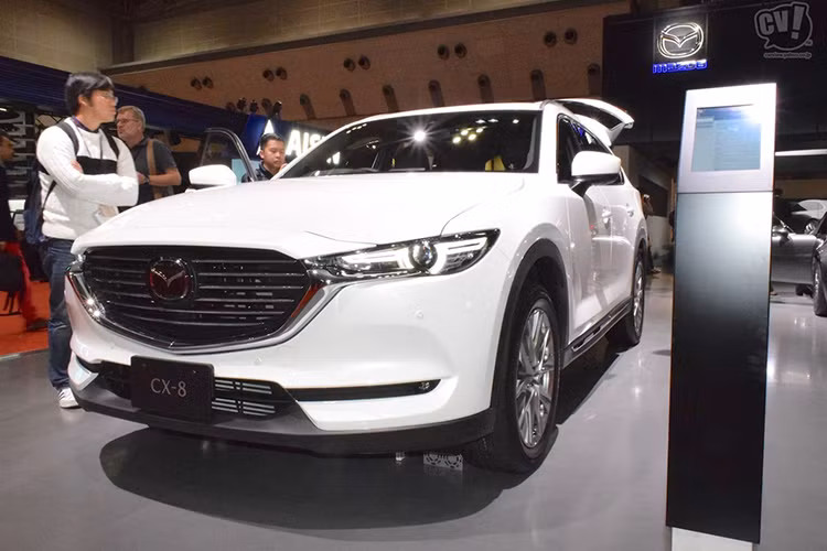 Giống với những mẫu xe Mazda thế hệ mới, phiên bản của chiếc xe ôtô Mazda CX-8 mới cũng được thiết kế dựa trên ngôn ngữ Kodo. Thoạt nhìn, mẫu xe này khá giống với hai mẫu SUV khác nhà Mazda đó là CX-5 và CX-9. Đặc biệt, chính là bộ lưới tản nhiệt, đèn pha và cụm đèn đuôi.