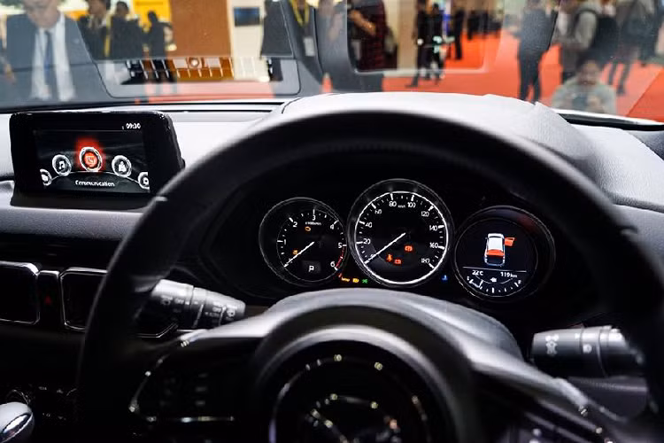 Bên trong nội thất, mẫu xe mới này cũng được trang bị rất đầy đủ các tiện nghi đặc thù của thương hiệu Mazda, bao gồm cả vô lăng đặc trưng, hệ thống giải trí MZD, màn hình cảm ứng 7 inch ở trung tâm táp lô. Sự tương đồng rõ nét cũng thể hiện ở hệ thống điều khiển điều hòa và cần số. 