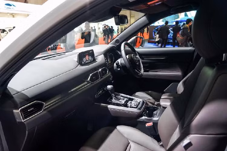 Tại Nhật Bản, CX-8 là mẫu xe đầu tiên sở hữu động cơ SkyActiv-D 4 xi-lanh, kết hợp với hộp số tự động 6 cấp SkyActiv-Drive, với dung tích 2.2 lít. Động cơ này sản sinh ra công suất tối đa 188 mã lực, mô-men xoắn cực đại 450 Nm. Khách hàng có 2 tùy chọn hệ dẫn động gồm dẫn động cầu trước và dẫn động 4 bánh toàn thời gian i-Activ AWD.