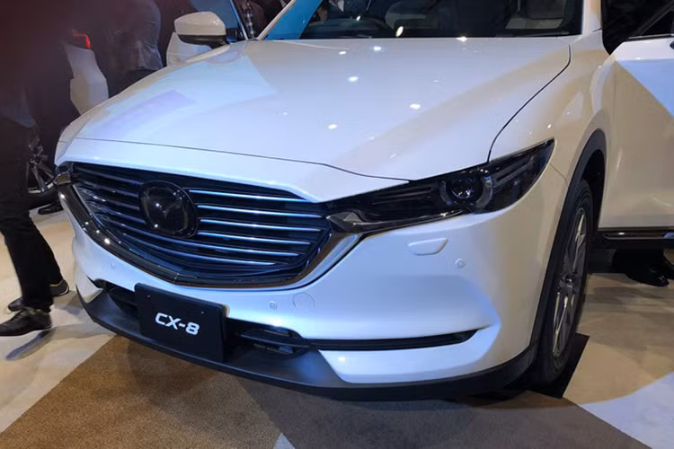 Về thiết kế ngoại thất như đã đề cập, có thể dễ dàng nhận thấy CX-8 phiên bản mới được thừa kế nhiều chi tiết từ "người anh em" CX-5, dễ nhận thấy nhất là kiểu dáng đèn chiếu sáng trước và sau xe được vuốt mỏng sang hai bên, lưới tản nhiệt miệng cười đặc trưng.