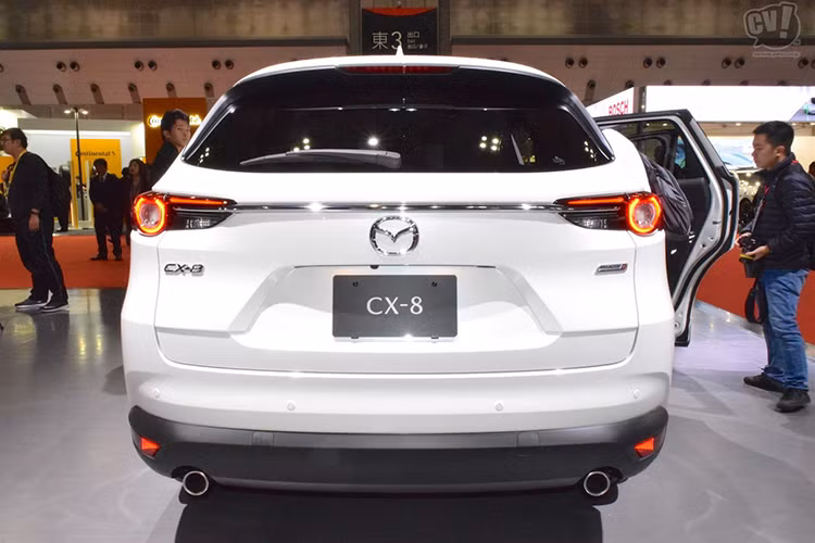 Ngoài ra, trên mẫu xe Mazda CX-8 mới này - nó cũng sẽ được hãng xe Nhật bản trang bị trục cơ sở tương đương với CX-9 nhưng kích thước tổng thể được rút gọn đi đôi chút. Nếu so với CX-5, Mazda CX-8 dài hơn 350 mm, cao hơn 40 mm và có chiều dài cơ sở nhỉnh hơn 230 mm.