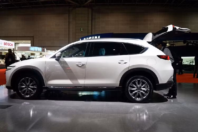 Mẫu xe Mazda CX-8 phiên bản 2018 hoàn toàn mới vừa ra mắt tại Nhật Bản sở hữu kích thước dài x rộng x cao tương ứng 4.900 x 1.840 x 1.730mm cùng chiều dài cơ sở ở mức 2.930mm. Trọng lượng của xe dao động từ 1.780-1.820 kg tùy từng phiên bản khác nhau.