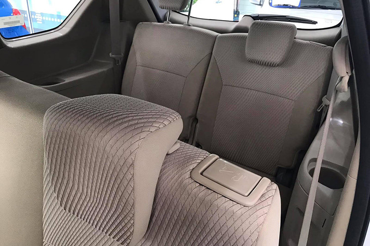 Về tiện nghi, theo thông số kỹ thuật trên, điều hòa nhiệt độ trên Suzuki Ertiga 2019 đều là dạng chỉnh cơ 1 vùng cả trước và sau. Khu vực trung tâm có màn hình giải trí 6,5 inch dạng cảm ứng tích hợp camera lùi với các kết nối USB, Bluetooth trong khi số loa chưa rõ ràng. Tiếp đến, các hàng ghế trên xe đều sẽ bọc nỉ và chỉnh cơ.