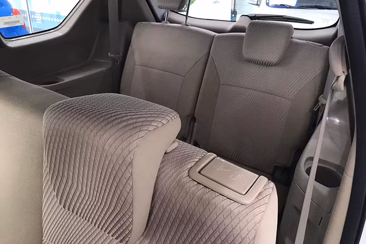 Về tiện nghi, theo thông số kỹ thuật trên, điều hòa nhiệt độ trên Suzuki Ertiga 2019 đều là dạng chỉnh cơ 1 vùng cả trước và sau. Khu vực trung tâm có màn hình giải trí 6,5 inch dạng cảm ứng tích hợp camera lùi với các kết nối USB, Bluetooth trong khi số loa chưa rõ ràng. Tiếp đến, các hàng ghế trên xe đều sẽ bọc nỉ và chỉnh cơ.