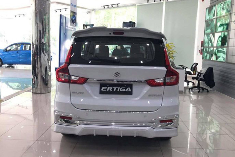 Cụm đèn hậu đều trang bị bóng LED nhưng bản GLX sẽ có thêm đèn LED định vị ban ngày phía sau. Ngoài ra, đèn sương mù phía trước cũng sẽ chỉ xuất hiện trên bản GLX. Gương chiếu hậu trên 2 phiên bản đều có chỉnh điện nhưng bản GLX sẽ có thêm tính năng gập điện và tích hợp xi-nhan báo rẽ. La-zăng trên 2 bản đều là loại mâm đúc hợp kim kích cỡ 15 inch và lốp xe có cỡ 185/65R15.