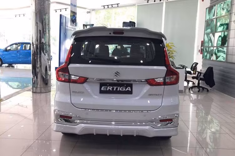 Cụm đèn hậu đều trang bị bóng LED nhưng bản GLX sẽ có thêm đèn LED định vị ban ngày phía sau. Ngoài ra, đèn sương mù phía trước cũng sẽ chỉ xuất hiện trên bản GLX. Gương chiếu hậu trên 2 phiên bản đều có chỉnh điện nhưng bản GLX sẽ có thêm tính năng gập điện và tích hợp xi-nhan báo rẽ. La-zăng trên 2 bản đều là loại mâm đúc hợp kim kích cỡ 15 inch và lốp xe có cỡ 185/65R15.