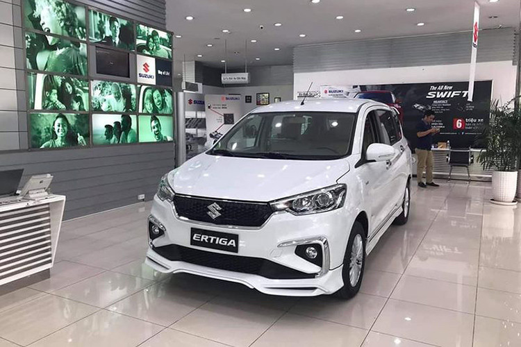Được nhập khẩu nguyên chiếc từ Indonesia, Suzuki Ertiga 2019 là sản phẩm tham vọng của hãng xe Nhật Bản nhằm chen chân vào phân khúc MPV giá rẻ tại Việt Nam, đối đầu cùng hàng “hot” Mitsubishi Xpander hay Toyota Rush. Nếu mức giá dự kiến ở trên là chính xác, Suzuki Ertiga 2019 sẽ sở hữu giá bán thấp nhất trong phân khúc. Tuy nhiên với những thông số kỹ thuật đã lộ diện, nó sẽ khiến khách Việt dè chừng.