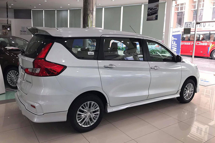 Nếu thông số kỹ thuật trong catalogue trên là chính xác, chúng ta có thể thấy mẫu MPV Suzuki Ertiga 2019 giá rẻ nhập khẩu này. Theo thông số kỹ thuật trên, ở khu vực ngoại thất, cụm đèn chính trên cả 2 phiên bản GL cũng như GLX đều sử dụng bóng halogen có phản quang đa chiều.