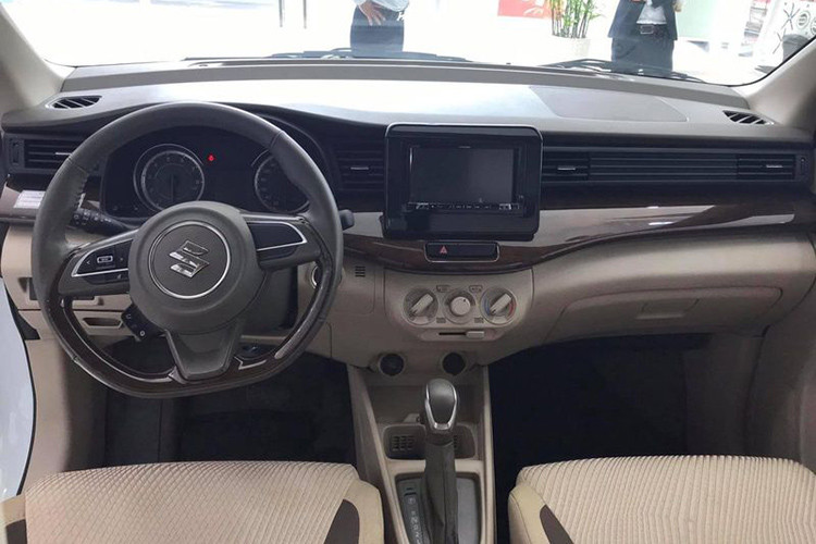 Bên trong nội thất, vô lăng trên bản GL khá đơn giản khi chỉ sử dụng chất liệu nhựa Urethane cũng như khuyết thiếu các nút điều chỉnh âm thanh và đàm thoại rảnh tay. Bên cạnh đó, táp-lô ở bản tiêu chuẩn là loại nhựa đen có vân còn bản GLX sẽ có màu vân gỗ tạo thêm một chút hiệu ứng sang trọng. Ngoài ra, cả 2 phiên bản đều sẽ không có tính năng ga tự động cruise control đúng như những gì đã dự đoán trước đó.