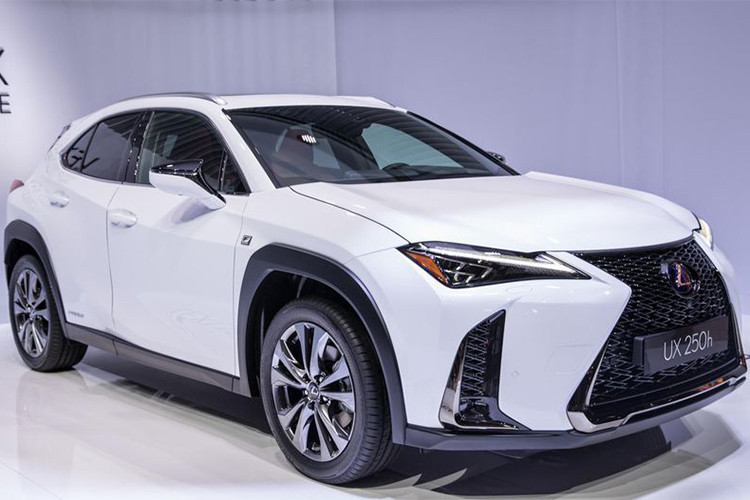 Tại triển lãm Geneva Motor Show 2018, thương hiệu xe sang nhà Toyota đã chính thức ra mắt toàn cầu mẫu crossover SUV Lexus UX hoàn toàn mới. Đây cũng là mẫu SUV cỡ nhỏ hạng sang đầu tiên trước nay của Lexus nhằm cạnh tranh trực tiếp với các đối thủ cùng phân khúc như; Audi Q3 hay Mercedes-Benz GLA, Infiniti QX30...