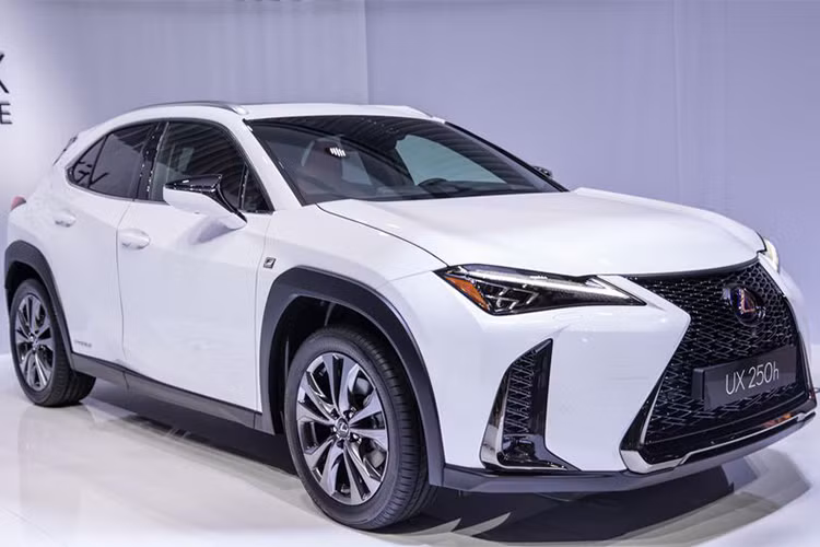 Tại triển lãm Geneva Motor Show 2018, thương hiệu xe sang nhà Toyota đã chính thức ra mắt toàn cầu mẫu crossover SUV Lexus UX hoàn toàn mới. Đây cũng là mẫu SUV cỡ nhỏ hạng sang đầu tiên trước nay của Lexus nhằm cạnh tranh trực tiếp với các đối thủ cùng phân khúc như; Audi Q3 hay Mercedes-Benz GLA, Infiniti QX30...