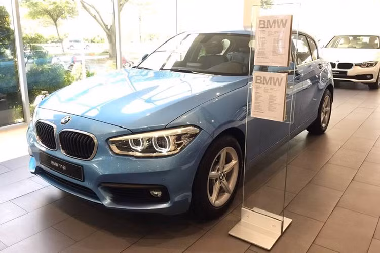 Mẫu xe BMW 118i mới mang phong cách trẻ trung, hiện đại với những đường nét dứt khoát, đậm chất thể thao. Xe sở hữu lưới tản nhiệt thiết kế mới, hốc gió lớn hơn, đèn pha/đèn hậu tinh chỉnh cùng nhiều đường gân cơ bắp, đem đến cho xe một tổng thể cứng cáp, cá tính.