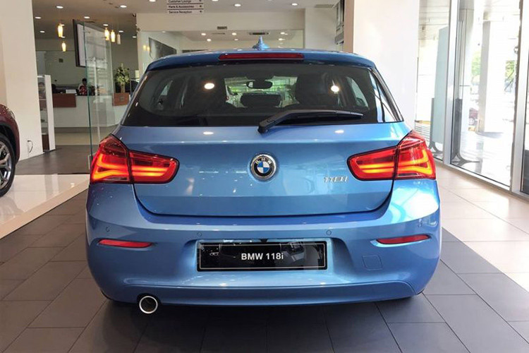 Nếu so sánh với một đối thủ của BMW 118i là dòng A-Class của Mercedes-Benz thì nhìn nó có cảm giác thanh thoát hơn hẳn. Điều đó được thể hiện ở phần nắp capo được kéo dài hơn và phần mui xe hạ thấp hơn. Xe sở hữu bộ mâm 5 châu đơn hợp kim màu sáng đầy cá tính.