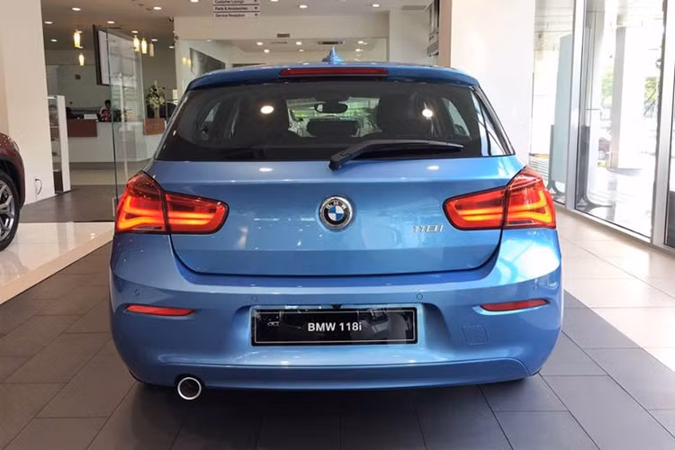 Nếu so sánh với một đối thủ của BMW 118i là dòng A-Class của Mercedes-Benz thì nhìn nó có cảm giác thanh thoát hơn hẳn. Điều đó được thể hiện ở phần nắp capo được kéo dài hơn và phần mui xe hạ thấp hơn. Xe sở hữu bộ mâm 5 châu đơn hợp kim màu sáng đầy cá tính.