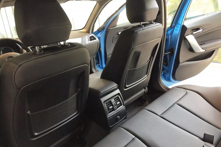 Ngoài ra, để tăng sự sang trọng cho xe, BMW còn cung cấp nhiều chi tiết ốp nhôm ánh bạc Satin Silver tạo điểm nhấn cũng như các đường viền crôm bóng loáng. Xe sở hữu màn hình trung tâm 6.5 inch dốc đứng nghiêng 7 độ về phía người lái giúp tối ưu khả năng quan sát.