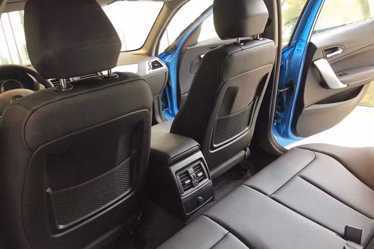 Ngoài ra, để tăng sự sang trọng cho xe, BMW còn cung cấp nhiều chi tiết ốp nhôm ánh bạc Satin Silver tạo điểm nhấn cũng như các đường viền crôm bóng loáng. Xe sở hữu màn hình trung tâm 6.5 inch dốc đứng nghiêng 7 độ về phía người lái giúp tối ưu khả năng quan sát.