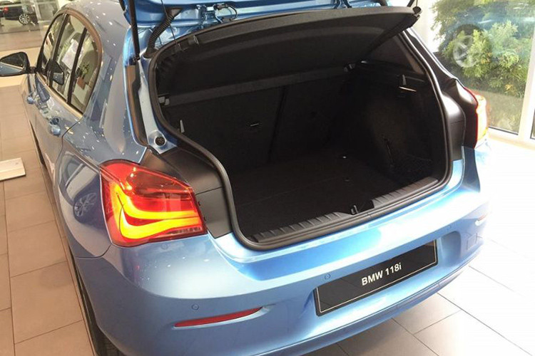 Chưa hết, thiết kế cửa sổ phía sau và cửa sổ thứ 3 rộng rãi giúp người ngồi phía sau có được tầm nhìn bao quát, thoải mái hơn, tương tác thị giác tốt hơn với không gian bên ngoài. Chiếc xe gây ấn tượng với khoang hành lý rộng rãi có sức chứa 360 lít ở tiêu chuẩn, và có thể mở rộng lên tới 1.200 lít khi hàng ghế sau được gập xuống.