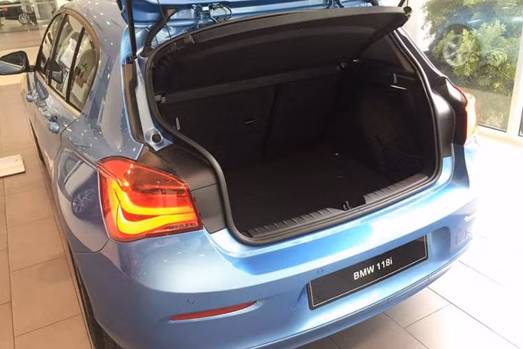 Chưa hết, thiết kế cửa sổ phía sau và cửa sổ thứ 3 rộng rãi giúp người ngồi phía sau có được tầm nhìn bao quát, thoải mái hơn, tương tác thị giác tốt hơn với không gian bên ngoài. Chiếc xe gây ấn tượng với khoang hành lý rộng rãi có sức chứa 360 lít ở tiêu chuẩn, và có thể mở rộng lên tới 1.200 lít khi hàng ghế sau được gập xuống.