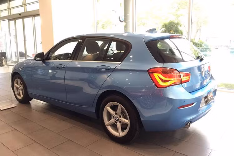 So với phiên bản trước, BMW 118i mới không có nhiều thay đổi trong thiết kế. Tại thị trường Việt Nam thì BMW 118i được phân phối kiểu 5 cửa, ngoài ra thì còn có dạng 3 cửa ở một số thị trường nước ngoài. 