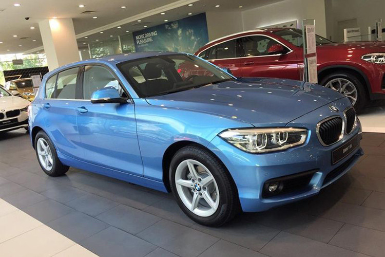 Trong phân khúc, BMW 118i là mẫu xe duy nhất được trang bị hệ dẫn động cầu sau. Tại thị trường Việt Nam, xe được phân phối chính hãng bởi Thaco Trường Hải. Mức giá xe BMW118i bán ra là 1,439 tỷ đồng.