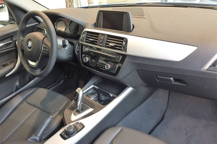 Không chỉ đẹp bên ngoài mạnh bên trong, BMW 118i còn được chăm sóc rất tỉ mỉ ở nội thất, bố cục cabin xe được sắp xếp đơn giản và khoa học. Hệ thống ghế ngồi có khả năng điều chỉnh điện và nhớ 2 vị trí. Ghế được bọc toàn bộ bằng da Sensatec với thiết kế ôm khá dễ chịu và thoải mái.