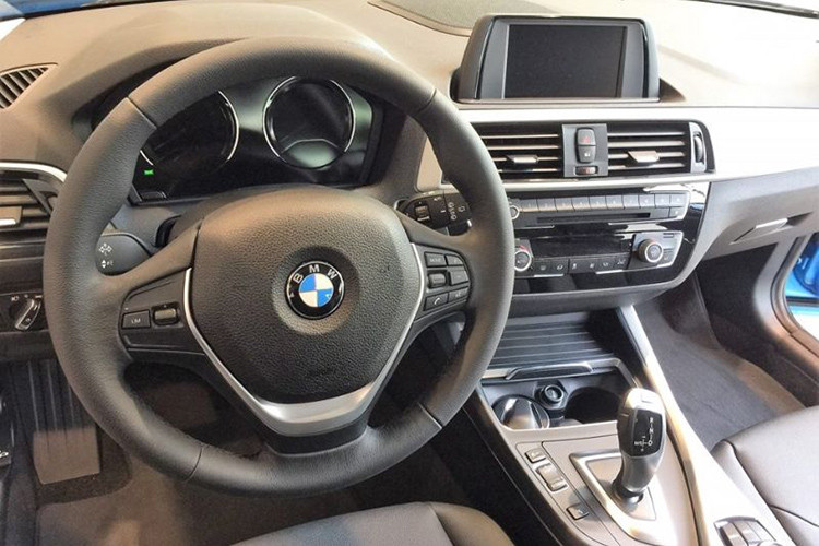 Các tính năng nổi trội có thể kể đến là vô lăng 3 chấu đa chức năng bọc da, bảng đồng hồ hiển thị có gam màu cam giúp tăng sự tập trung cho lái xe, cụm cần số, cụm điều khiển iDrive hay các nút chuyển chế độ vận hành đều được thiết kế đẹp mắt và vừa vặn với tầm tay người dùng.