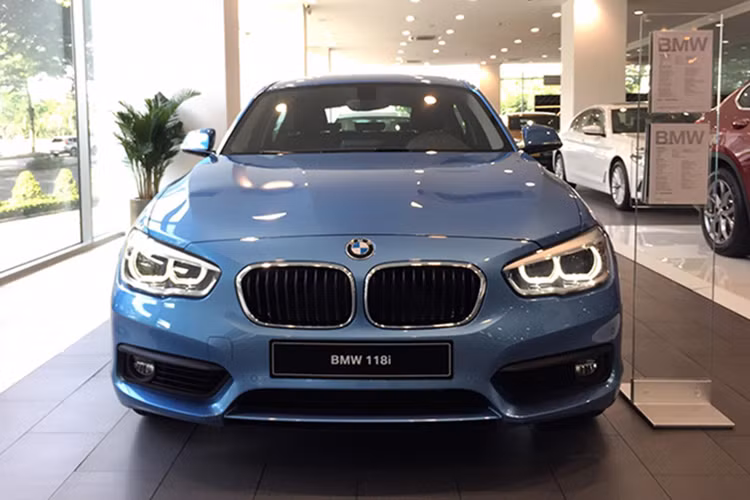 Cảm giác khi nhìn vào chiếc xe hatchback BMW 118i mới này cực kì uyển chuyển với chi tiết đường gân dập nổi bắt đầu từ hốc bánh xe trước kéo dài tới vạt đuôi của cụm đèn hậu.