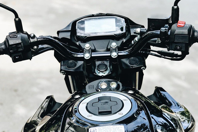 Đồng hồ của mẫu xe này cũng được hãng xe máy Suzuki trang bị loại kỹ thuật số hiện đại, hiển thị các thông tin như vòng tua máy, vận tốc, cấp số, hành trình và lượng xăng trên màn hình lcd đơn sắc.