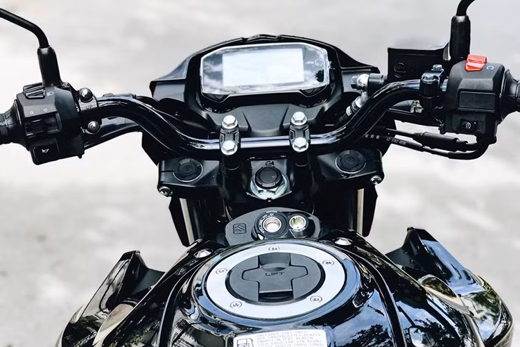 Đồng hồ của mẫu xe này cũng được hãng xe máy Suzuki trang bị loại kỹ thuật số hiện đại, hiển thị các thông tin như vòng tua máy, vận tốc, cấp số, hành trình và lượng xăng trên màn hình lcd đơn sắc.