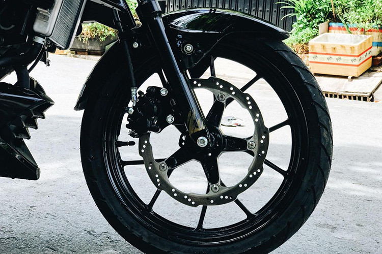 Trong khi đó ở đuôi xe, đèn phanh của xe khá lớn và có thiết kế đơn giản, cặp đèn xi nhan sau được tích hợp vào pát bắt biển số của xe. Bình xăng có dung tích khá lớn so với một mãu xe máy côn tay cỡ nhỏ - lên tới 11 lít, bảo đảm cho xe chạy được khoảng 200km trước khi phải đồ xăng.