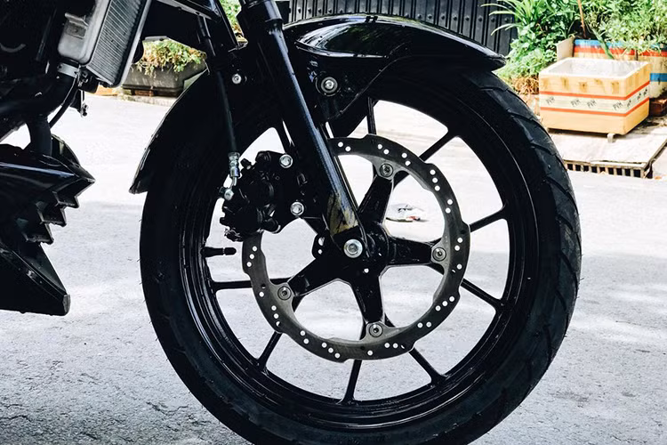 Trong khi đó ở đuôi xe, đèn phanh của xe khá lớn và có thiết kế đơn giản, cặp đèn xi nhan sau được tích hợp vào pát bắt biển số của xe. Bình xăng có dung tích khá lớn so với một mãu xe máy côn tay cỡ nhỏ - lên tới 11 lít, bảo đảm cho xe chạy được khoảng 200km trước khi phải đồ xăng.