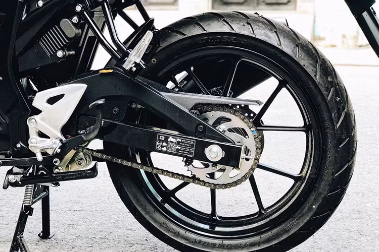 Về mặt trang bị, Suzuki GSX150 Bandit thừa hưởng cặp phuộc ống lồng trước và giảm xóc lò xo trụ đơn phía sau giống với GSX-S150. Cùng với đó là bộ vành đúc nan chữ Y tương tự như GSX-S150. Xe được trang bị phanh đĩa trước và sau nhưng đáng tiếc không có hệ thống ABS.