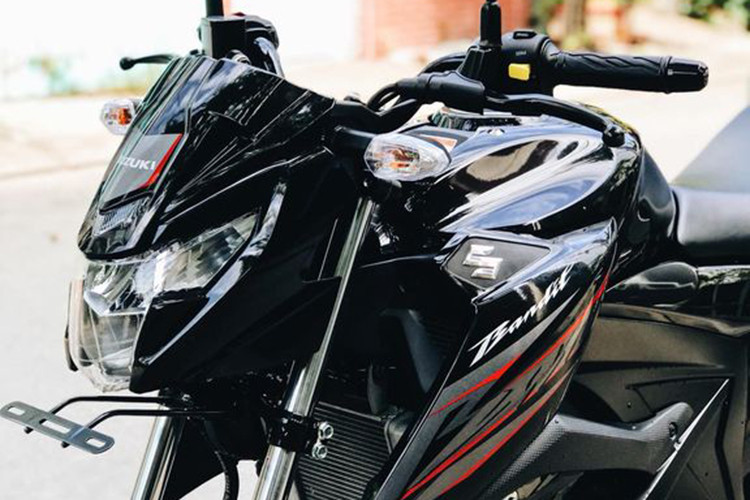 Khác với đàn anh GSX-S150, Suzuki GSX150 Bandit có đầu đèn khá gọn. Mặt đèn pha ấn tượng với thiết kế chia thành 2 tầng hiện đại, ứng dụng công nghệ LED. Ốp mặt nạ phía trên được tích hợp đèn định vị nhỏ.