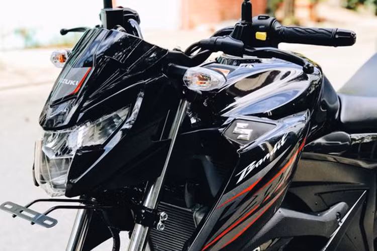 Khác với đàn anh GSX-S150, Suzuki GSX150 Bandit có đầu đèn khá gọn. Mặt đèn pha ấn tượng với thiết kế chia thành 2 tầng hiện đại, ứng dụng công nghệ LED. Ốp mặt nạ phía trên được tích hợp đèn định vị nhỏ.