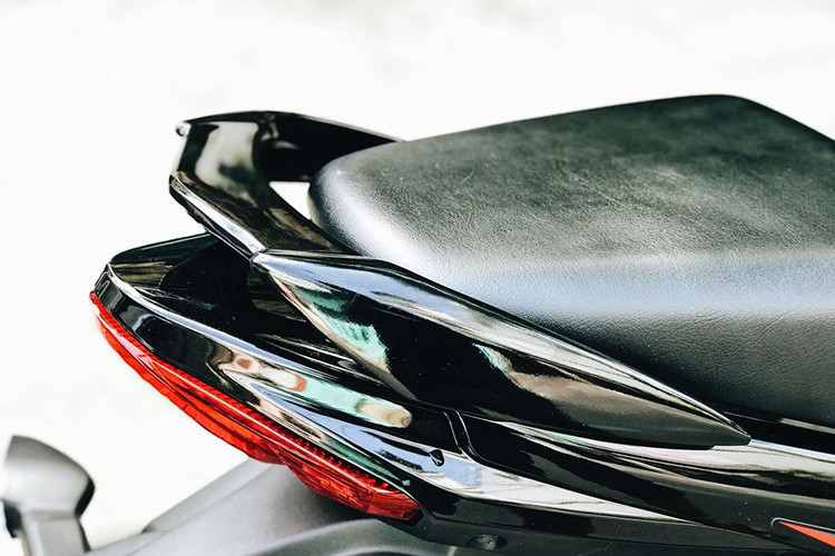 Điểm nổi bật dễ nhận thấy là phần yên xe được thiết kế liền mạch giữa yên trước và yên sau với khoảng chênh lệch về độ cao của phần yên trước và yên sau giảm đi với chỉ 80mm, thấp hơn so với các dòng xe thể thao côn tay yên rời khác, tạo cảm giác thoải mái cho người lái lẫn người ngồi sau.