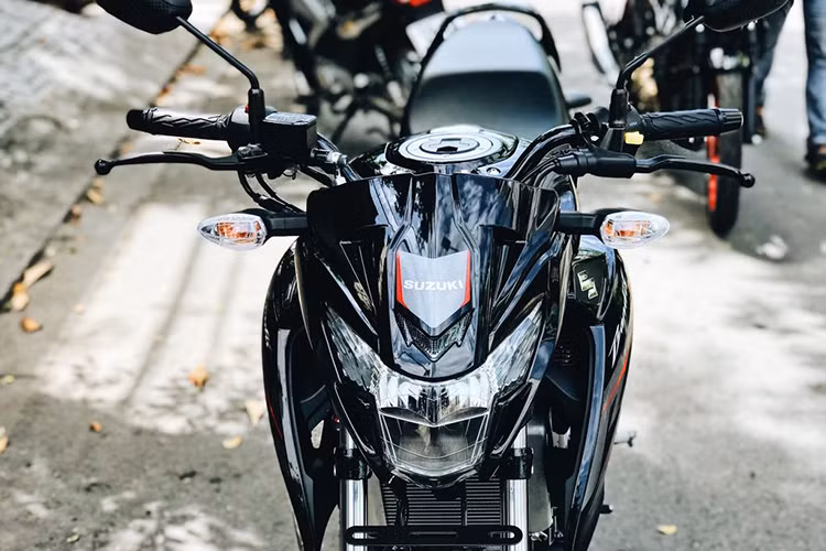 Khung của mẫu xe côn tay Suzuki GSX150 Bandit mới này thừa hưởng từ người anh em GSX-S150, tuy nhiên phần khung phụ phía sau được thay đổi để phù hợp với thiết kế yên liền một mảnh. Được biết chiều cao yên của xe rất hợp lý với tầm vóc người châu Á, ở mức 785mm.