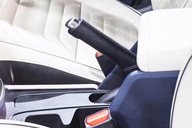 Về động cơ, lô xe Kia Carens 2023 đầu tiên được THACO đưa về Việt Nam có 3 phiên bản động cơ, trong đó có 2 bản động cơ xăng và 1 bản động cơ dầu. Cụ thể, với động cơ dầu, Kia Carens sẽ được cung cấp loại 1.5L CRDi VGT, cho công suất 115 mã lực và mô-men xoắn 250 Nm.