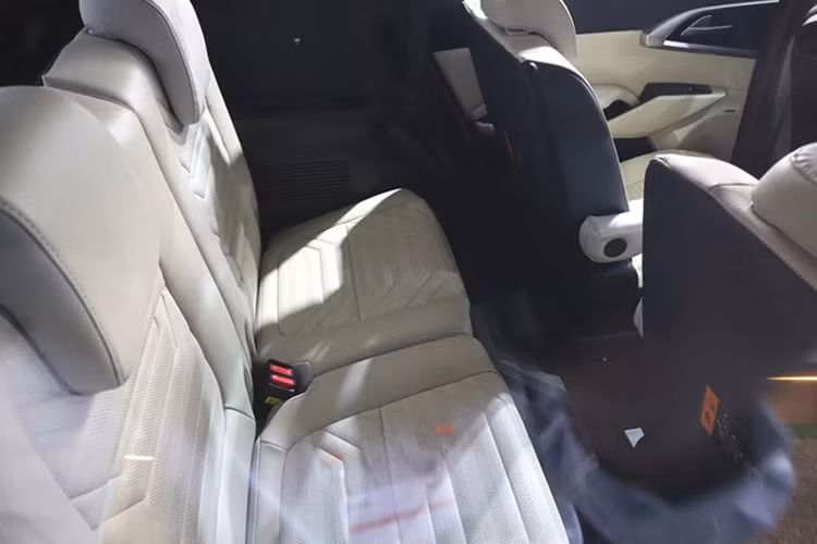 Trong khi với 2 động cơ xăng, mẫu xe này được Kia trang bị động cơ loại 4 xy-lanh 1.5L MPI cho công suất 115 mã lực và mô-men xoắn 144 Nm, loại 4 xy-lanh 1.4L tăng áp cho công suất 140 mã lực và mô-men xoắn 242 Nm. Các động cơ này đi kèm tùy chọn hộp số sàn 6 cấp và hộp số tự động vô cấp CVT, dẫn động cầu trước.