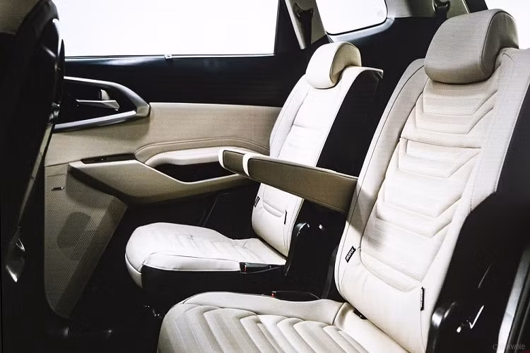 Ngoài ra, xe còn được trang bị loạt tiện nghi cao cấp khác như hệ thống đèn viền nội thất 64 màu, hệ thống âm thanh 8 loa Bose, hệ thống điều hòa tự động và lọc không khí. Cửa sổ trời SkyLight. Trước đó, mẫu Kia Carens thế hệ mới đã được THACO đưa về Việt Nam với 3 phiên bản động cơ, bao gồm 1 động cơ dầu và 2 động cơ xăng.