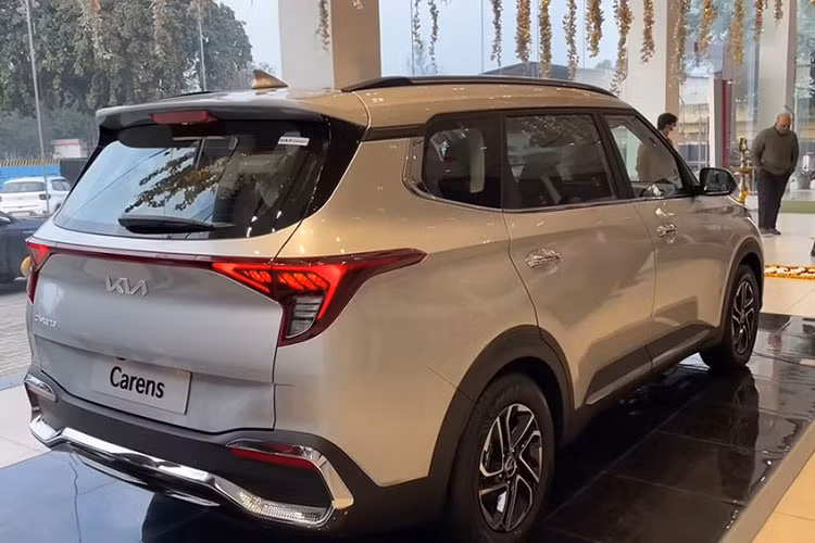 Kia Carens đã từng xuất hiện tại Việt Nam từ năm 2007, mẫu xe cũng nhanh chóng chiếm được cảm tình của người tiêu dùng Việt bởi thiết kế mới mẻ, hiện đại, tiện nghi phong phú, vận hành vừa đủ cho mục đích sử dụng gia đình hay chạy dịch vụ. 