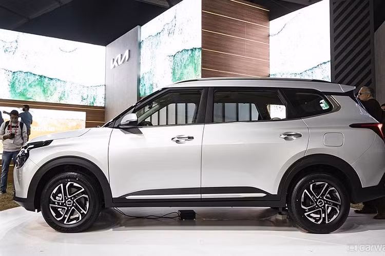 Ở thế hệ mới, Kia Carens 2022 lột xác hoàn toàn về thiết kế nội ngoại thất. Sử dụng chung nền tảng khung gầm với Kia Seltos, các thông số về kích thước về chiều dài, chiều cao đều được cải thiện, lên mức 4.540 x 1.800 x 1.700 mm. Chiều dài cơ sở đã tăng 30 mm so với đời cũ, lên mức 2.780 mm.