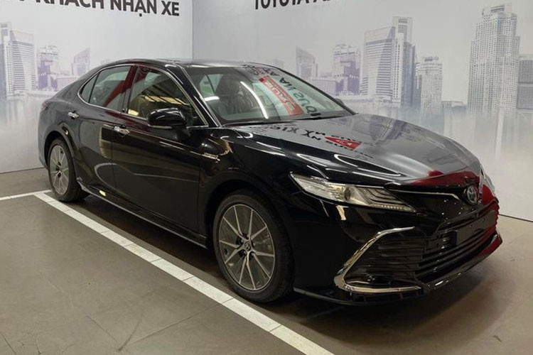 Toyota Camry tai Viet Nam ban kem “lac” ky luc toi 130 trieu dong