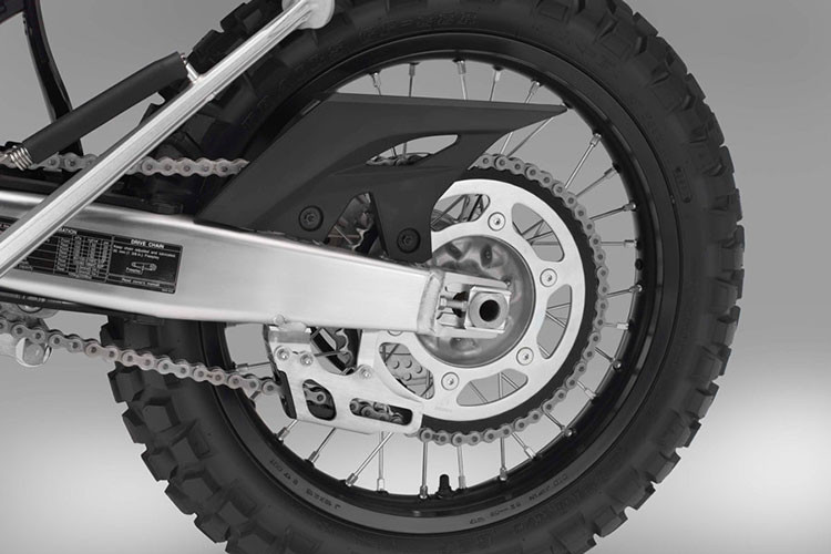 Theo thông tin từ Honda, xe cũng trang bị phuộc trước Showa USD như phiên bản CRF450X với đường kính ti trong lên tới 49mm và có khả năng điều chỉnh toàn phần. Bộ khung nhôm kép của xe được làm bằng nhôm, trong khi bình xăng của chiếc xe sử dụng vật liệu titan siêu nhẹ.