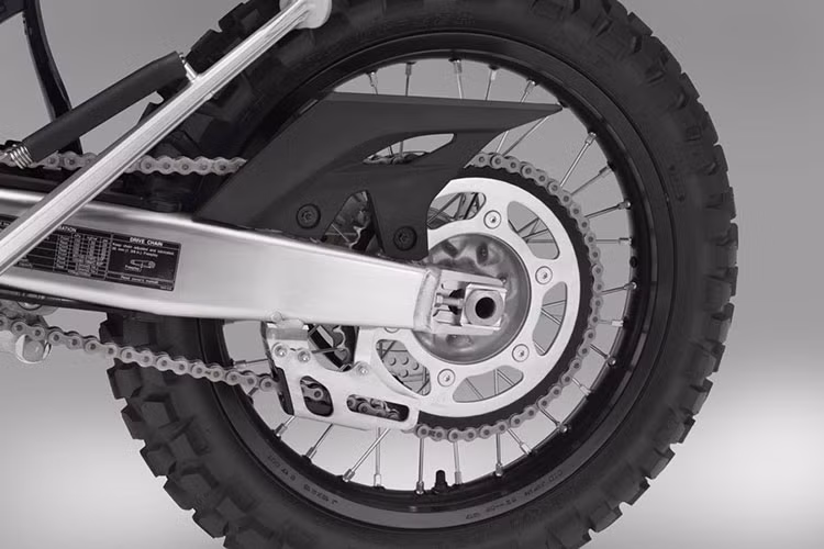 Theo thông tin từ Honda, xe cũng trang bị phuộc trước Showa USD như phiên bản CRF450X với đường kính ti trong lên tới 49mm và có khả năng điều chỉnh toàn phần. Bộ khung nhôm kép của xe được làm bằng nhôm, trong khi bình xăng của chiếc xe sử dụng vật liệu titan siêu nhẹ.