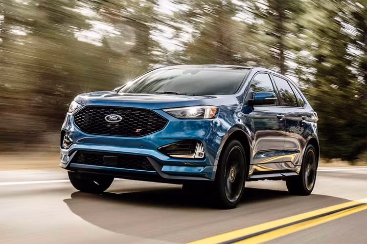 Diện mạo mới mẻ của mẫu xe Ford Edge phiên bản 2019 sẽ được lấy cảm hứng từ "người anh em" nhỏ bé hơn của mình là EcoSport. Cụm đèn pha sử dụng công nghệ chiếu sáng LED mang dáng vẻ dữ dằn hơn, trong khi lưới tản cũng được làm mới với thiết kế dạng nang trứng.