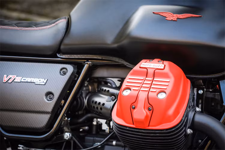 Trái tim của Moto Guzzi V7 III bản đặc biệt 2018 này được trang bị khối động cơ V-Twin được bố trí ngang, dung tích 744cc, làm mát bằng gió, sản sinh công suất 52 mã lực tại tua máy 6.200 vòng/phút và mômen xoắn cực đại 60 Nm tại tua máy 4.900 vòng/phút.