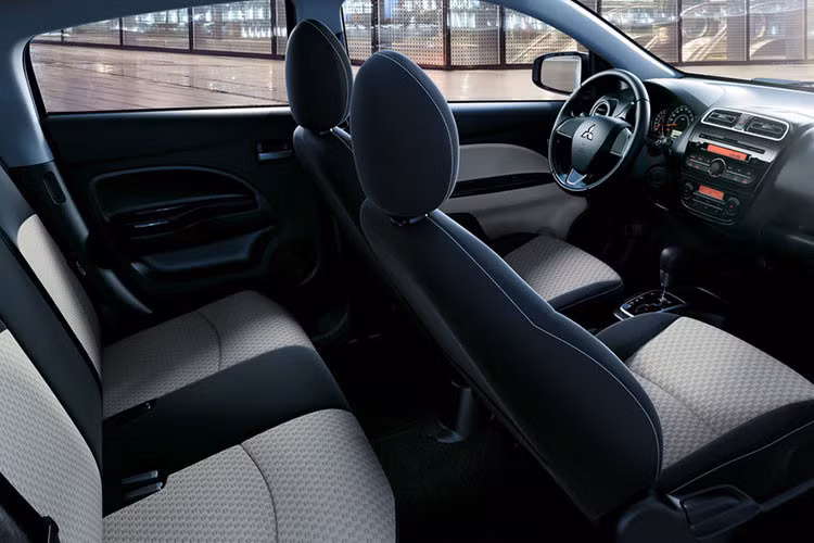 Là phiên bản nâng cấp vòng đời mới, Mirage mới vẫn được nhà sản xuất Mitsubishi giữ nguyên thiết kế tổng thể, nó chỉ được thay đổi nhẹ ở một số chi tiết. Mirage là mẫu xe tốt và luôn được đánh giá cao tại thị trường nước ngoài. Tuy nhiên, nó lại gặp nhiều bất lợi trước các đối thủ cùng phân khúc tại Việt Nam như; thiết kế của xe đơn giản, thô và già cỗi, không chịu làm mới.